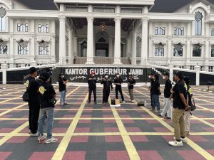 Briefing dari Instruktur APDI setelah ujian praktik terbang dalam Sertifikasi Pilot Drone APDI